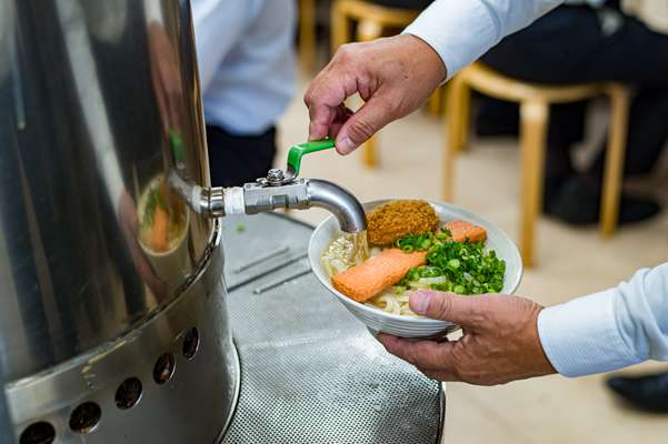 Adding broth at Sakaeda in Takamatsu