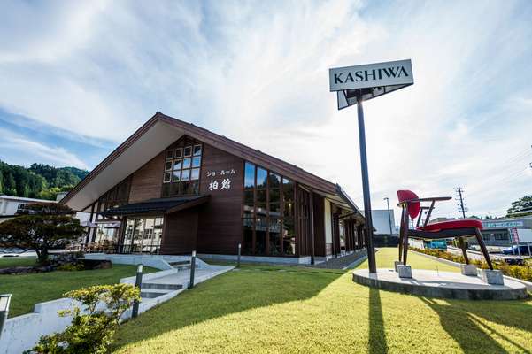 Kashiwa furniture company’s Takayama showroom and workshop 