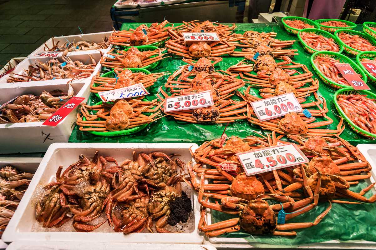 Fresh crabs for sale at Ohmi-cho market