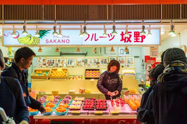 Bustling Ohmi-cho market 