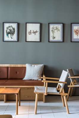 Lounge with custom sofa by OEO – and framed seaweed