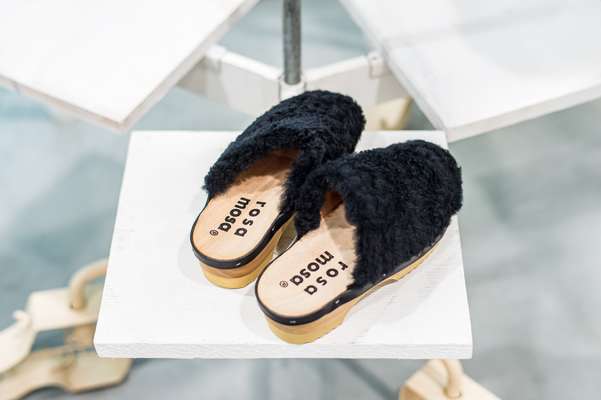 Shearling clogs 