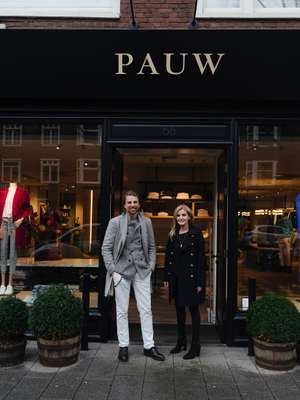 Christiaan Klein-Pauw and Madeleine Pauw in front of the womenswear shop on Beethovenstraat in Amsterdam