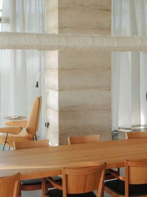 Dining area with chairs from the Horgen Glarus collection and a table designed by Peter Zumthor
