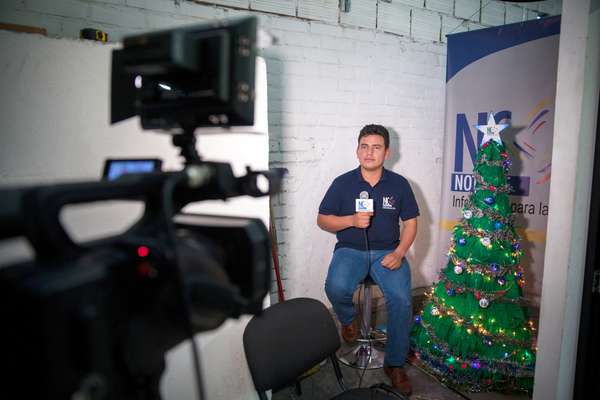 Yadira Suárez’s co-presenter and former Farc militant is filmed giving his Christmas message to Colombia in a corner of NC Noticias’ studios