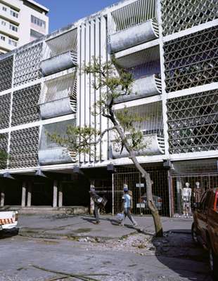 Guedes’ Dragon building 21. Art Deco offices