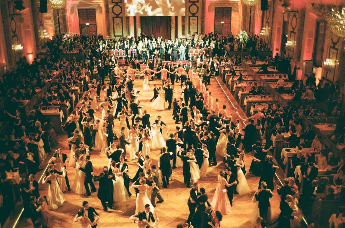 After the opening of the Pharmacy Ball with the first waltz by the Young Men and Women’s Committee (the debutantes and their partners), the master of ceremonies declares the main dancefloor open by saying: “Alles Waltzer!” 