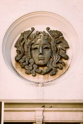 Comedy and tragedy on the façade of the Kakhidze Music Center