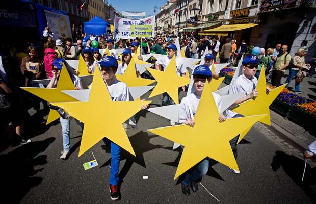 9 May 2009: Polish children taking part in the annual parade celebrating Europe Day in Warsaw