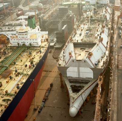 Ships in the No.1 Dock at Daewoo Shipbuilding & Marine Engineering in Okpo (from left): very large crude oil carrier (VLCC) and large LNG carrier (LLNG)