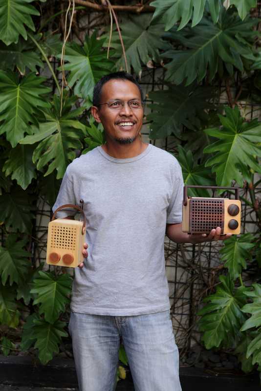 Singgih Susilo Kartono with his wooden  Magno radios