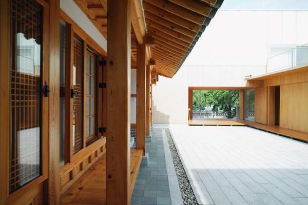 Hanok’ and courtyard 