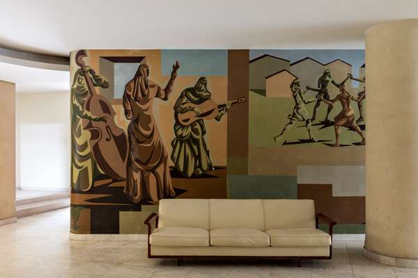 Clóviz Graciano mural adorning entrance hall