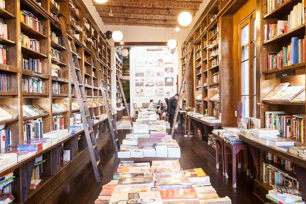 Libros del Pasaje’s well-stocked shelves