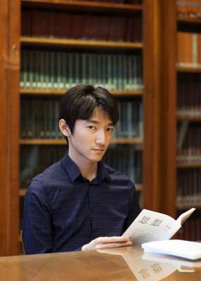 Student in the library at Japan’s house, the Maison du Japon