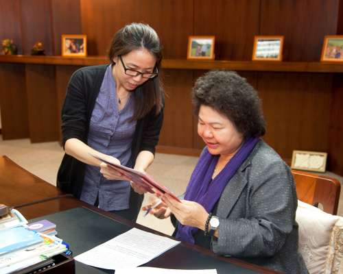 Mayor Chu Chen (right) 