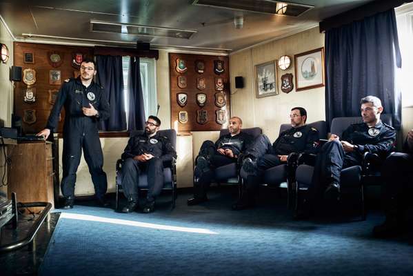 Nightly officer briefing aboard the ‘Bérrio’ 