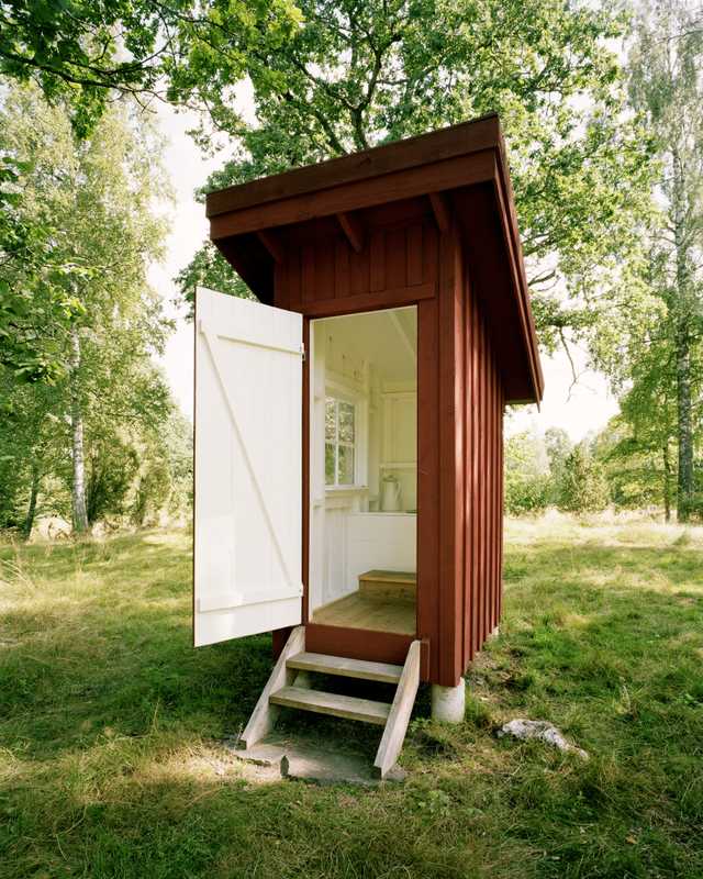 The toilet hut