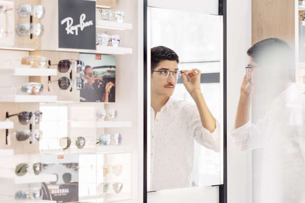 Sizing up a pair of frameless glasses 