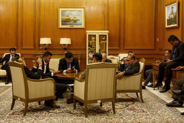 Security officers outside the weekly cabinet meetings 