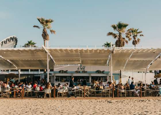 Lunchtime crowd 