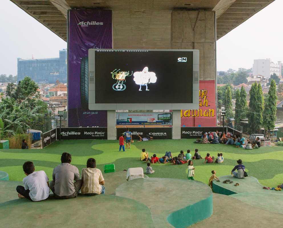 Taman Film screen under Pasupati flyover