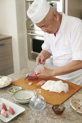 Toshihiro Uezu preparing delicate sushi