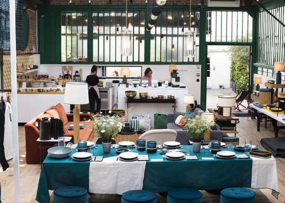 Tableware in Lavoine’s signature blue