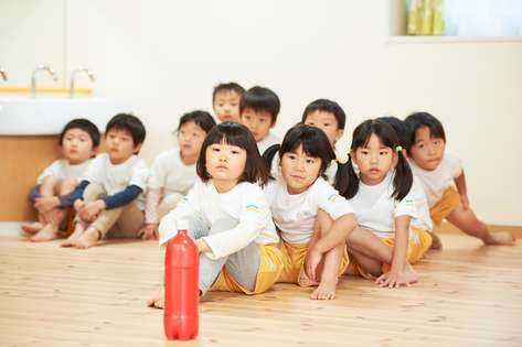 The children sit in line