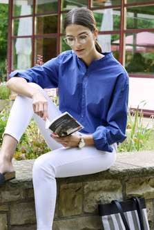 Shirt by Barena, jeans by Closed, sandals  by Birkenstock, glasses by Oliver Peoples, watch by Kronaby, bag by PB 0110