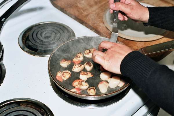 Pan-frying the scallops