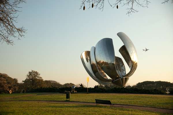 Floralis Genérica sculpture in Plaza de las Naciones Unidas 