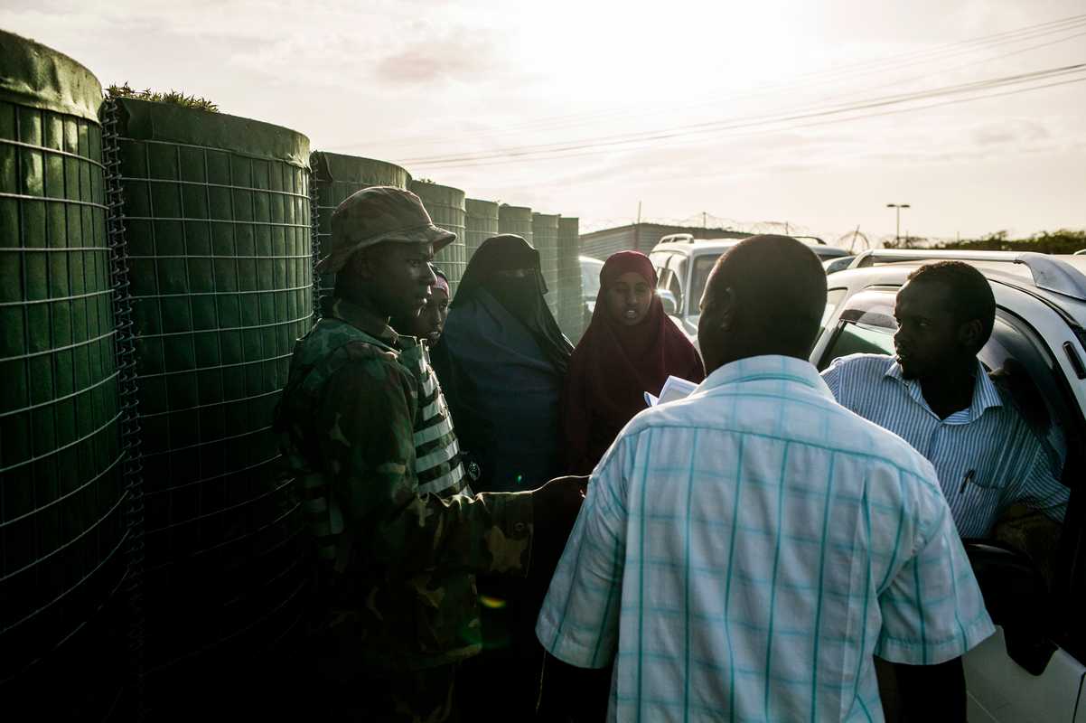 Somalis pass an Amisom security checkpoint