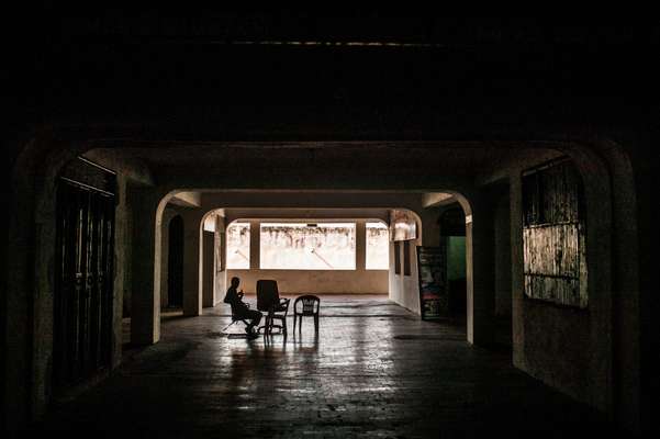 Vendor waits for custom in a newly-built Mogadishu mall