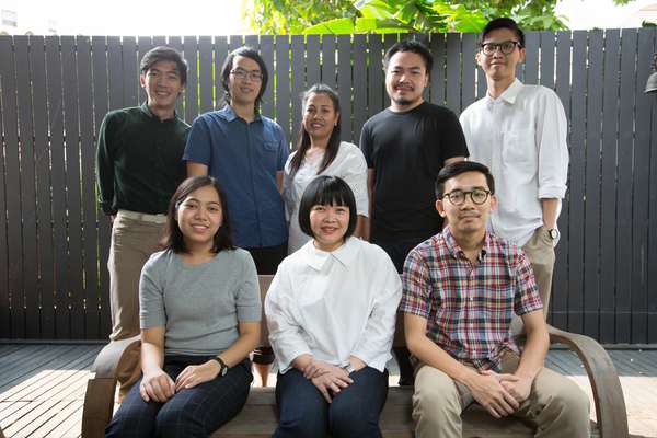 Arisara Chaktranon (front row, centre)  with her team