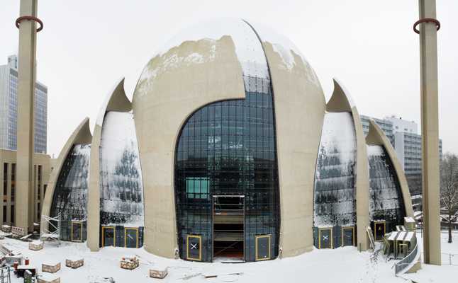 The Central Mosque under construction and heavy snow