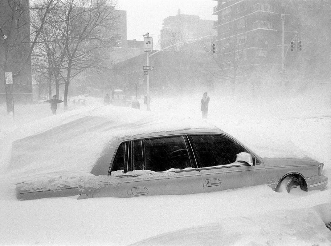 1996: snowdrift during heavy storm in New York City