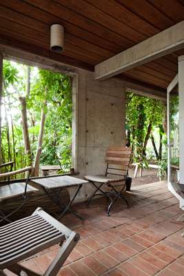 Terrace overlooking the garden 