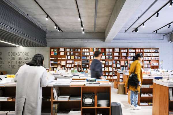 Parrk bookshop, Queenmama Market 