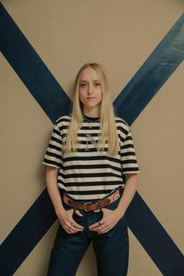 Bouquet striped top, five-pocket denim and a rainbow belt 