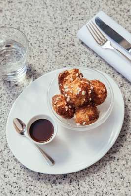 Cream-filled choux with hot chocolate sauce