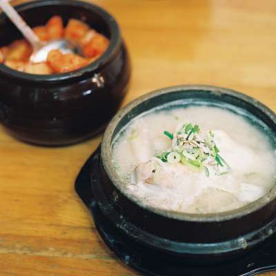 Tosokchon ‘samgyetang’ (ginseng chicken soup)