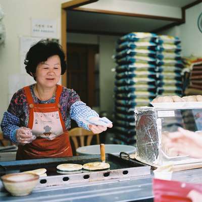 Roadside vendor making ‘hotteok’ (rice pancakes)