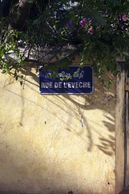 Road sign in both Tamil and French