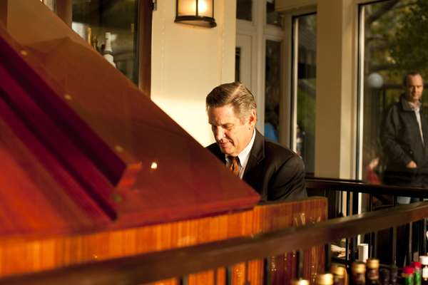 Pianist in the dining room 