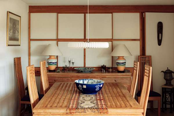 Dining area. Hatches in the background can slide to 3 provide easy access to the kitchen