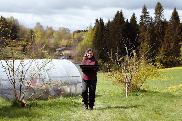 Farmer's wife Anne Gamper picking up produce at Lislerud