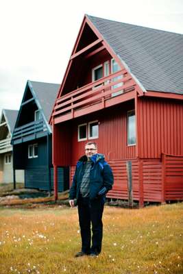 Per Christian Frøislie outside his red home