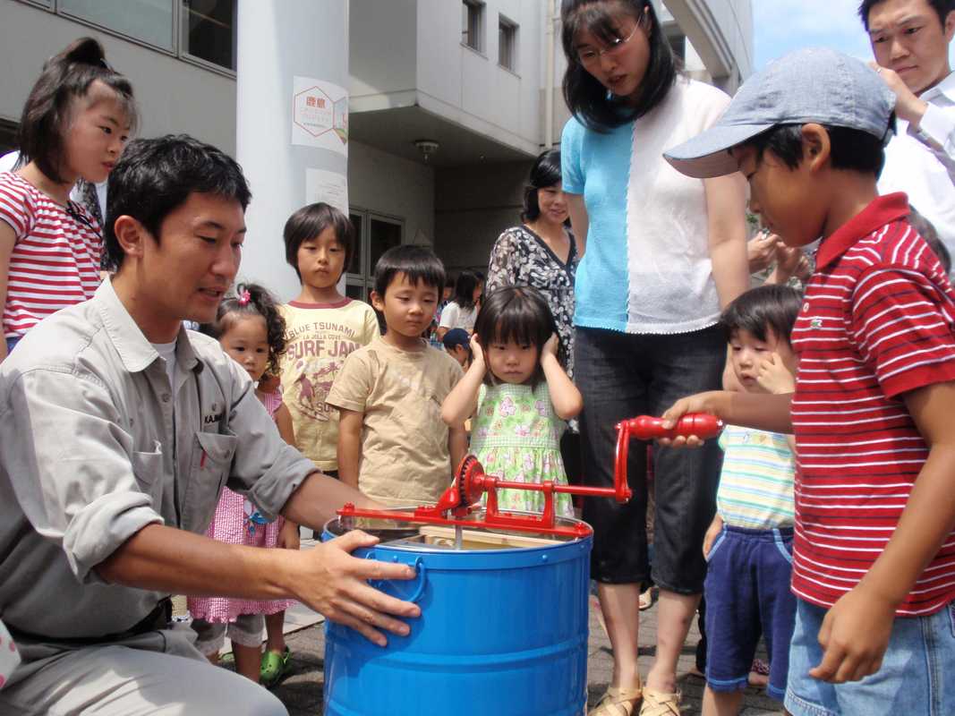 School children help to make honey 