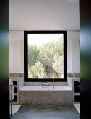 Pinto's bathroom with a view over the pines